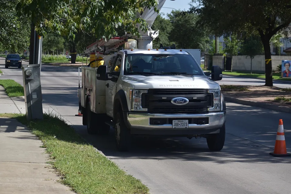 white truck, truck, utility truck, repair, ford, maintenance, working, employment, internet, service, outdoors, street, nature, equipment, trees